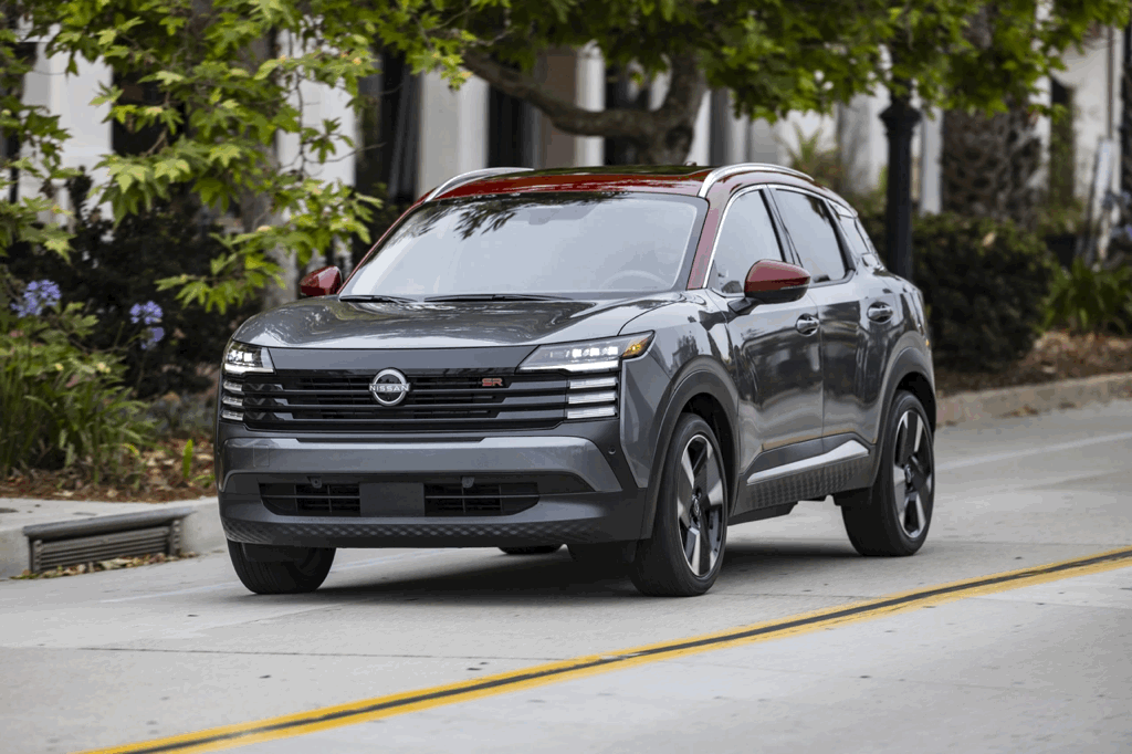 Nissan Kicks 2026 gris sur la route, VUS sous-compact présenté chez Rendez-vous Nissan.