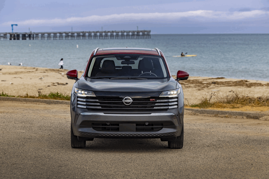 Vue avant du Nissan Kicks 2026 gris, modèle utilisé pour comparer les prix et versions.