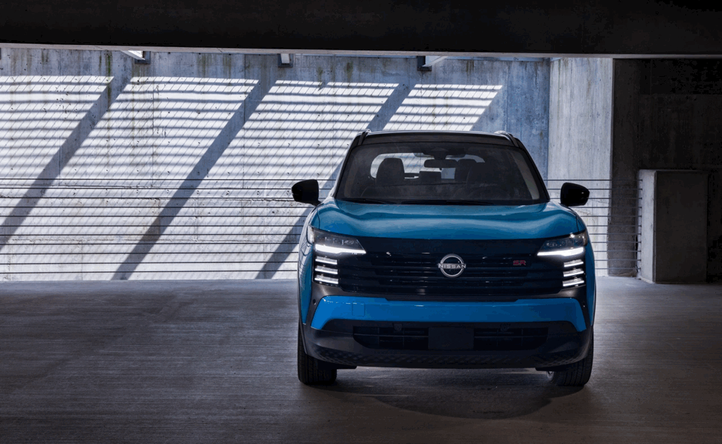 Nissan Kicks 2026 bleu vu de face, version au style urbain et moderne.