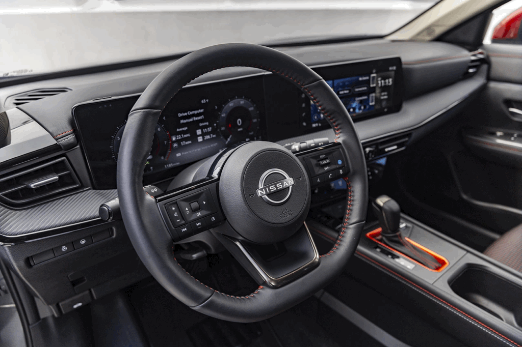 Habitacle du Nissan Kicks 2026 avec volant, écran numérique et commandes de bord.