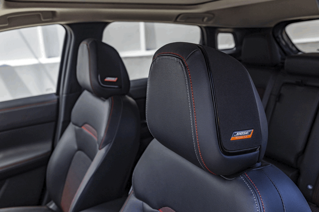 Sièges du Nissan Kicks 2026 avec appuie-tête Bose et espace intérieur polyvalent.