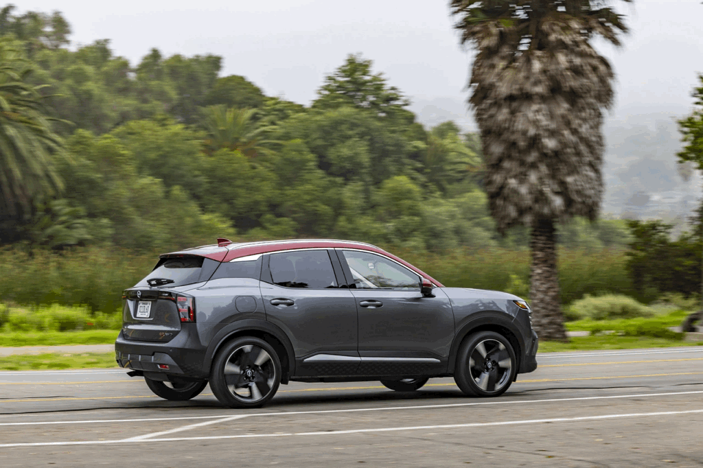 Nissan Kicks 2026 gris de profil sur la route, fiche technique du VUS sous-compact.