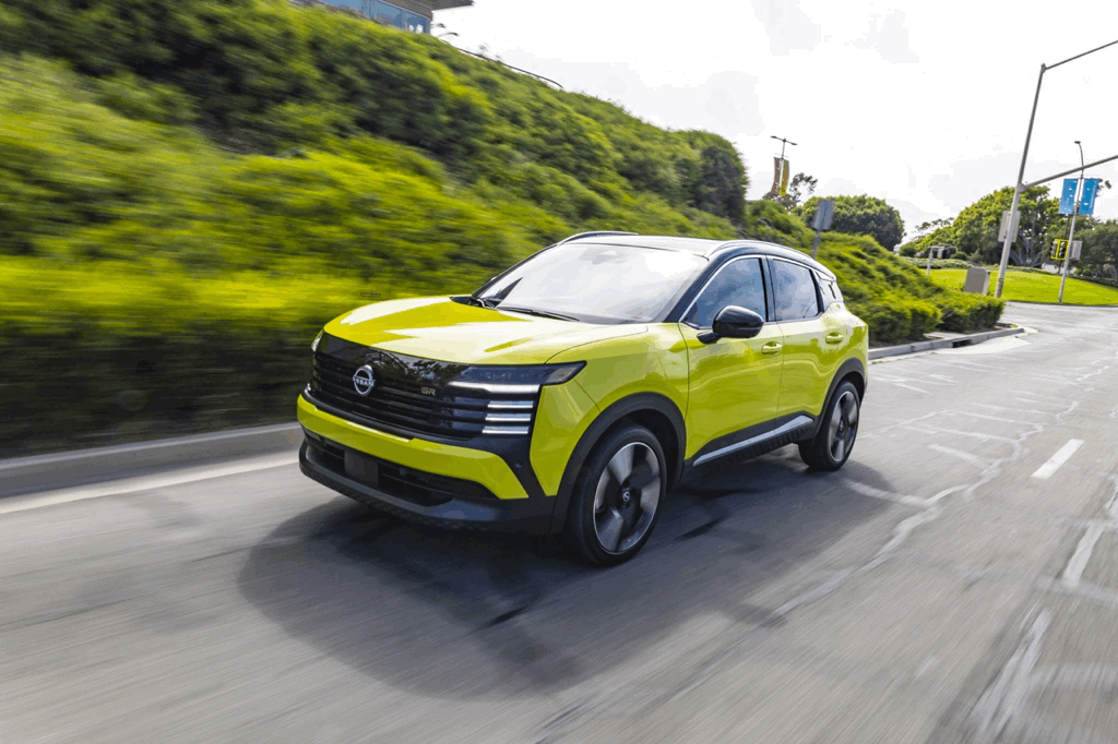 Nissan Kicks 2026 jaune en conduite urbaine.