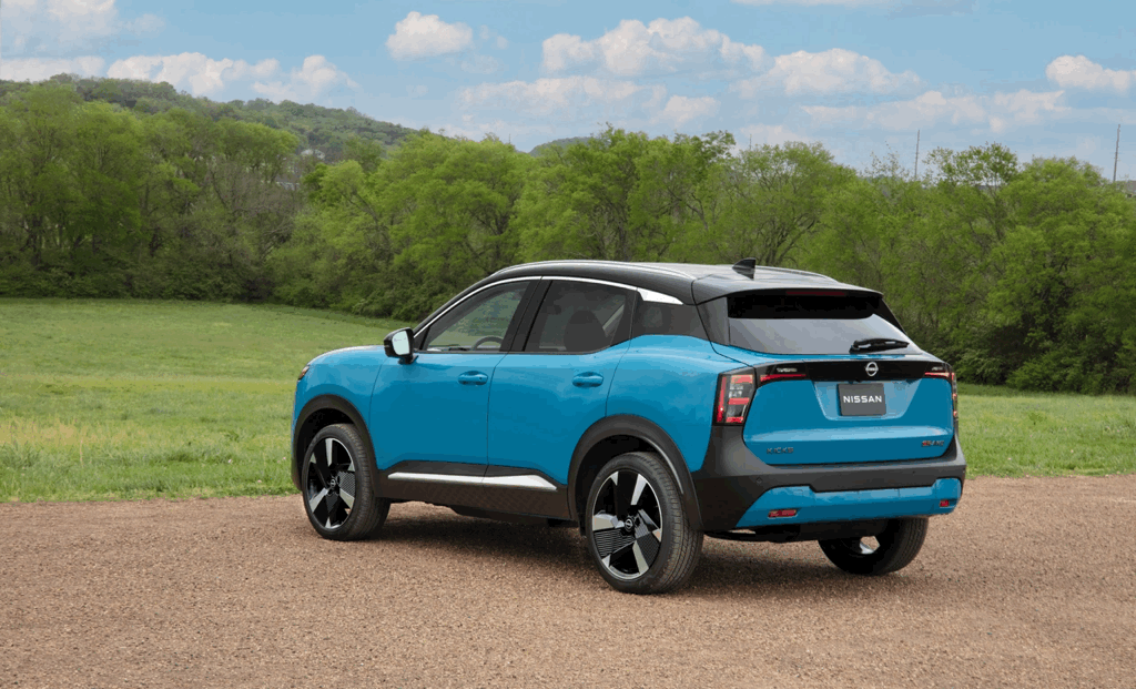 Nissan Kicks 2026 bleu vu de l’arrière dans un décor naturel.