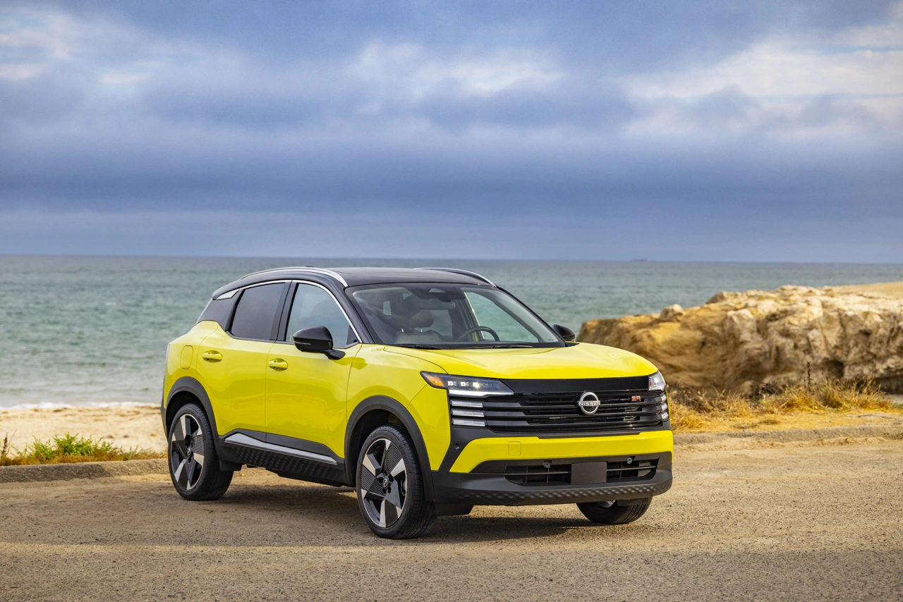 Design extérieur du Nissan Kicks 2026 jaune près de la mer.
