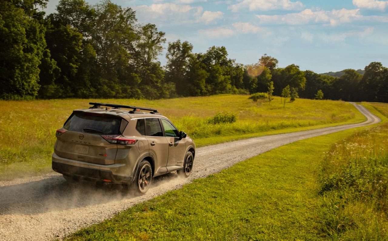 Nissan Rogue 2026 roulant sur une route de campagne.