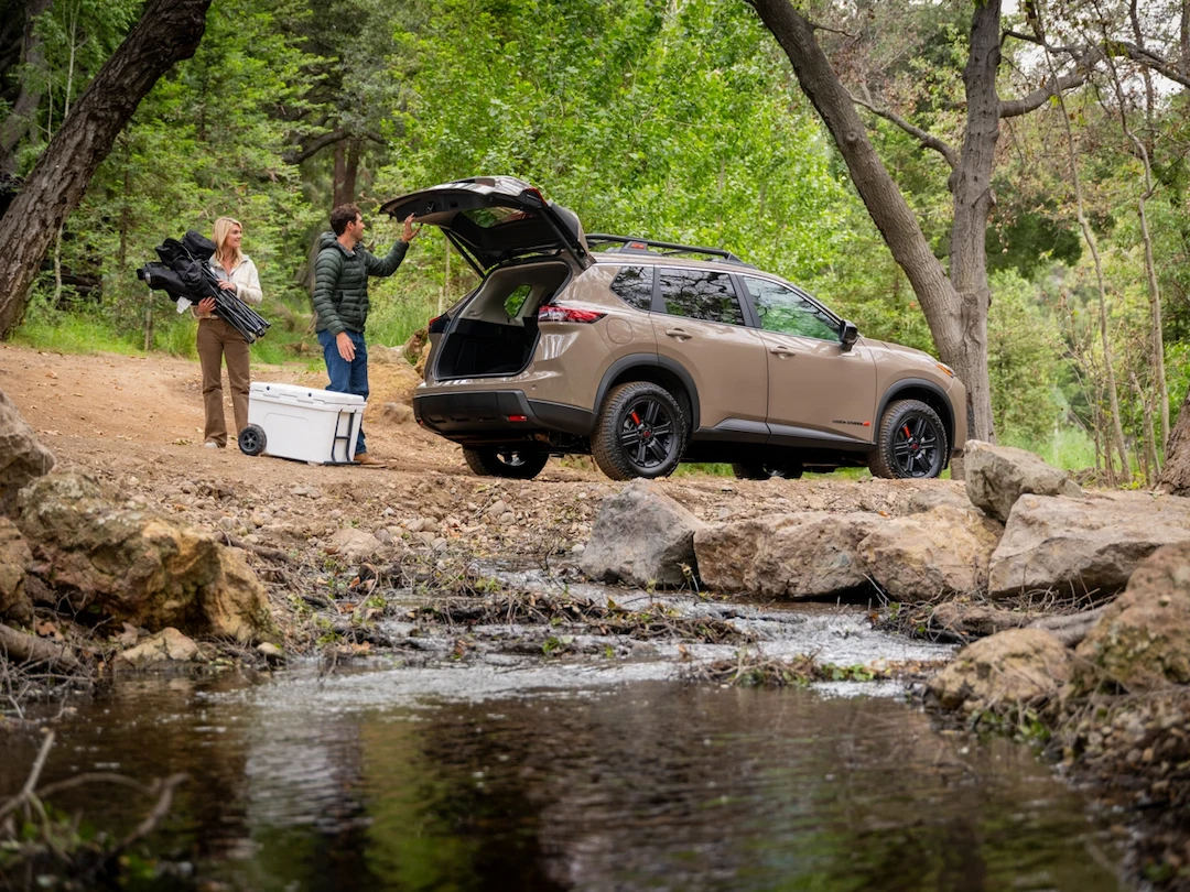 Nissan Rogue 2026 avec hayon ouvert près d’un sentier.