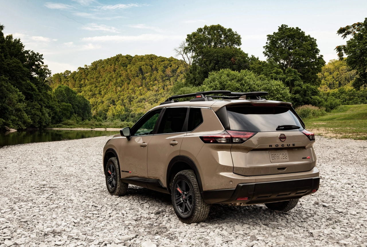 Nissan Rogue 2026 vu de l’arrière sur un chemin hors route.