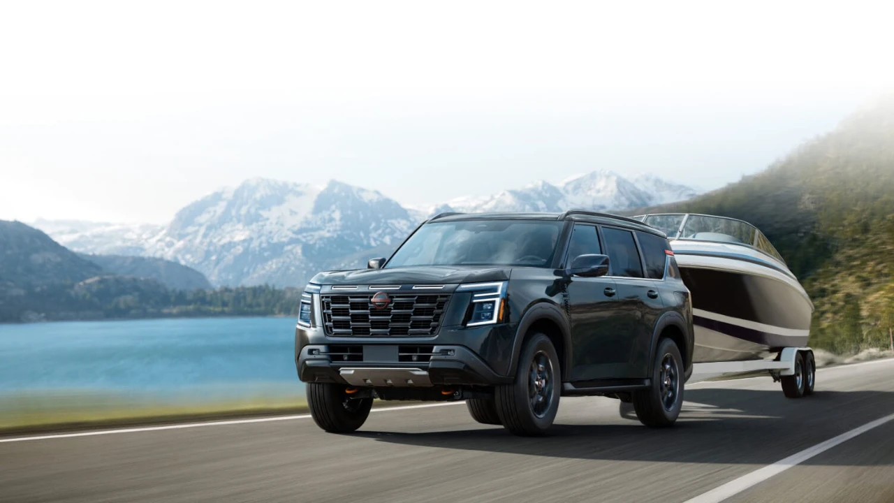 Nissan Armada 2026 remorquant un bateau près des montagnes.