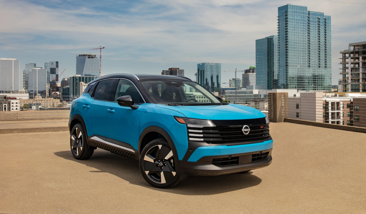 Nissan Kicks 2026 bleu conçu pour les déplacements urbains sans remorque.