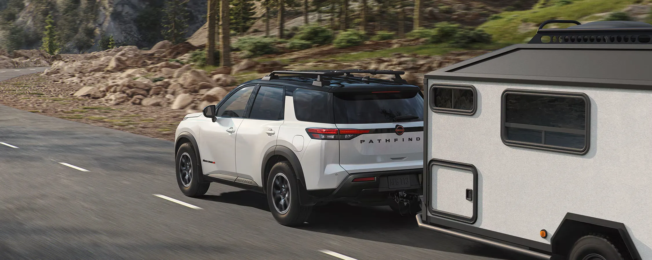 Nissan Pathfinder 2026 remorquant une roulotte sur la route.
