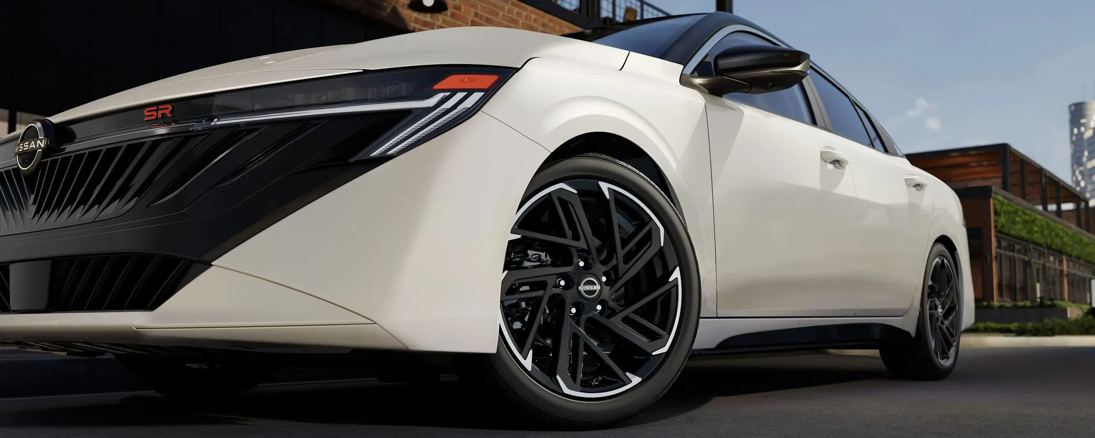 Calandre et roue avant de la Nissan Sentra SR 2026 blanche.