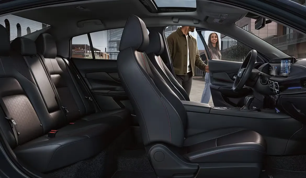 Habitacle spacieux avec sièges Zéro Gravité de la Nissan Sentra 2026.