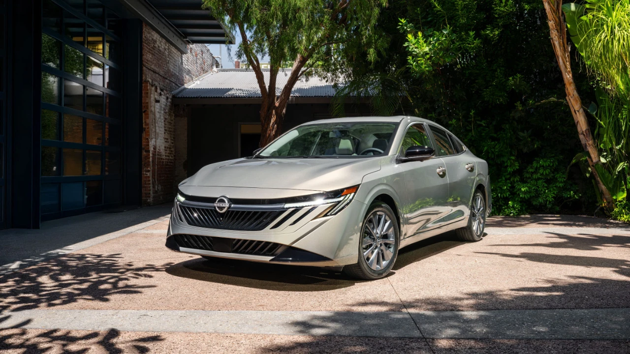 Design extérieur de la Nissan Sentra 2026 blanche devant une résidence.