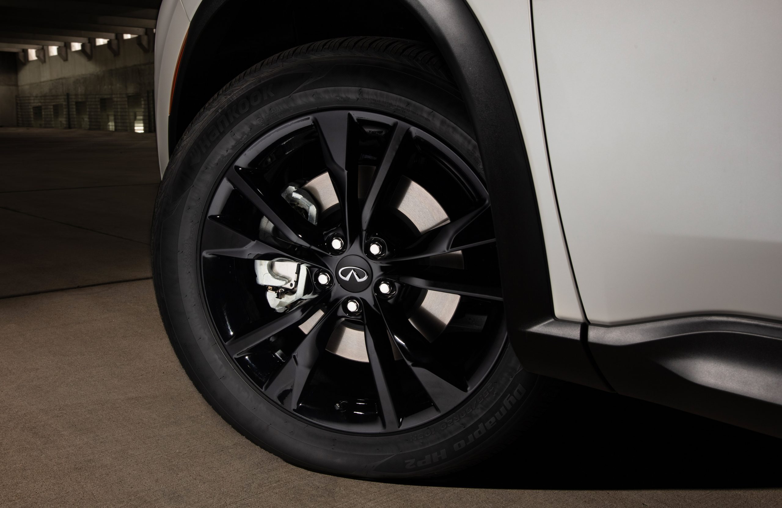 2025 QX60 Black Edition Package 20-inch wheels