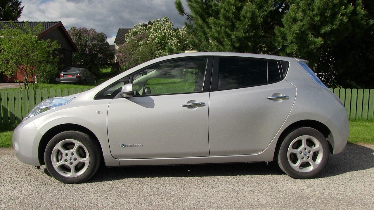 Side view of the Nissan Leaf parked in a Calgary neighbourhood